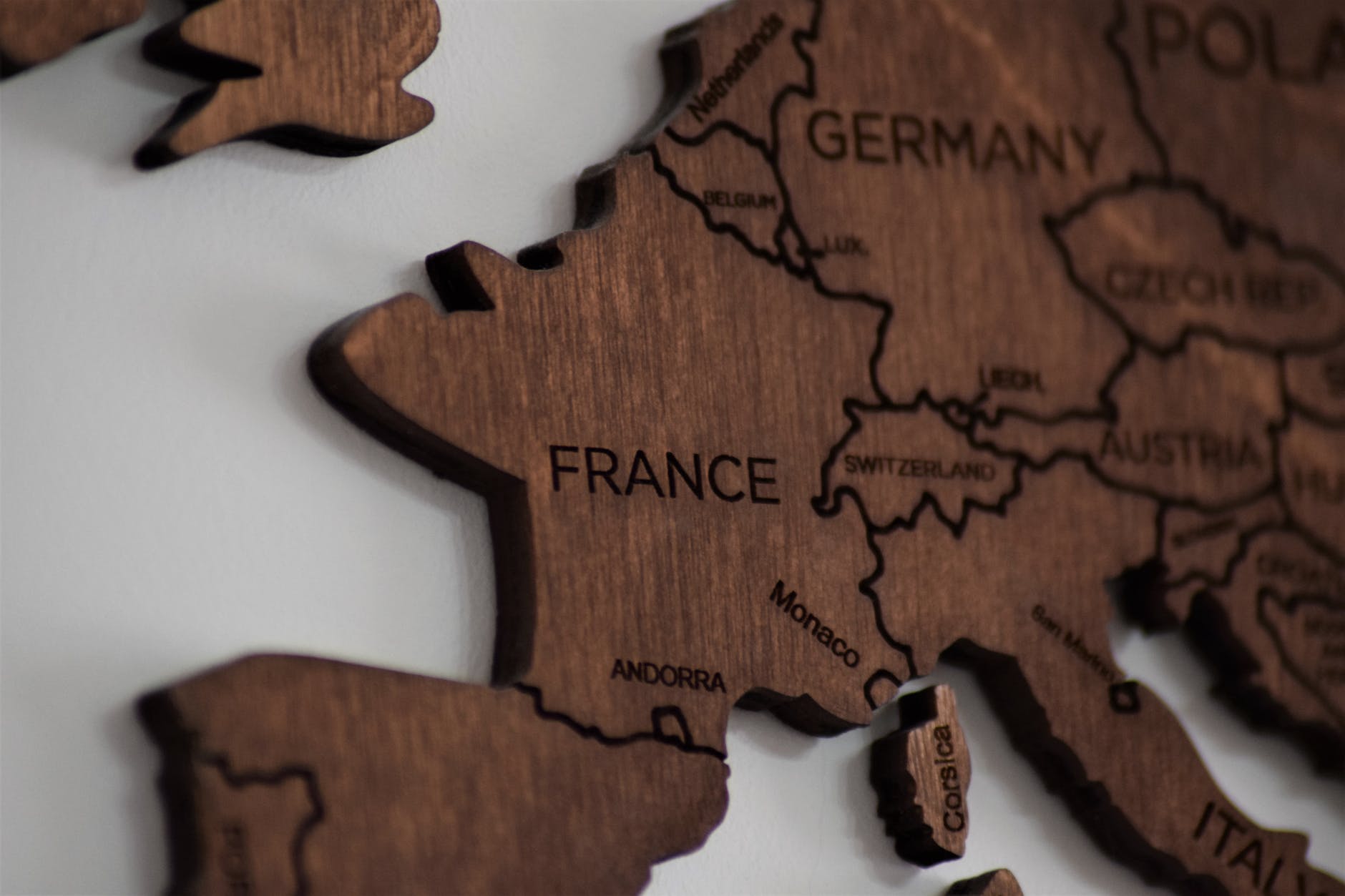foto ravvicinata della mappa del puzzle in legno