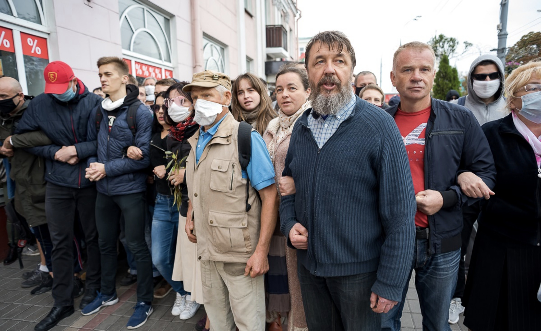 La famiglia Snezhkov durante una protesta a Gomel il 27 settembre