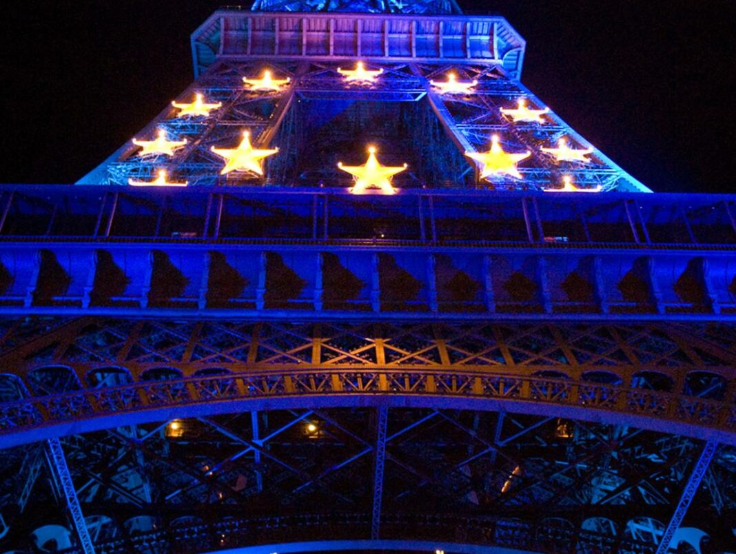 用欧洲国旗的颜色照亮的法国埃菲尔铁塔
