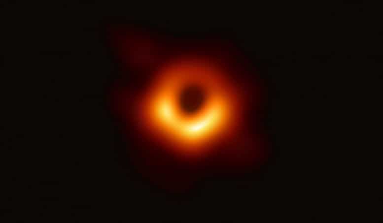 Première image d'un trou noir