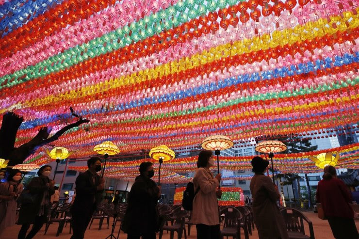 Parata buddista-annuale delle lanterne