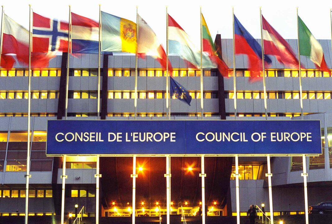 Budova Rady Evropy ve večerním světle