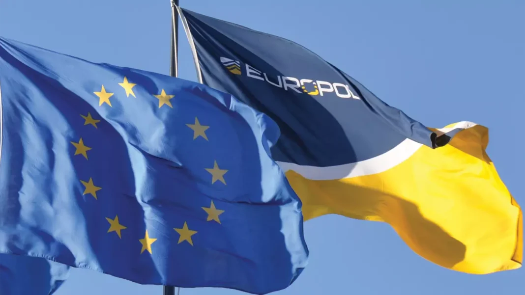die Europaflagge und die Europol-Flagge wehen nebeneinander - das Parlament unterstützt Europol mit mehr Befugnissen, aber mit Aufsicht