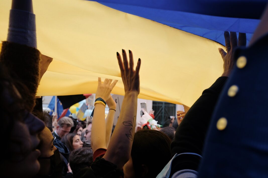 Bandiera dell'Ucraina sui manifestanti