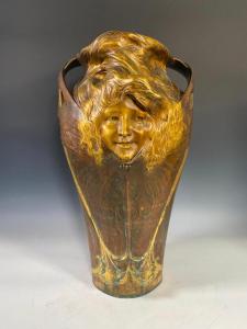 Balaustre en forma de jarrón Art Nouveau de Paul Francois Berthoud (francés, 1870-1939), titulado Femme Libellule (alrededor de 1900), raro, 25 pulgadas de alto ($13,530).