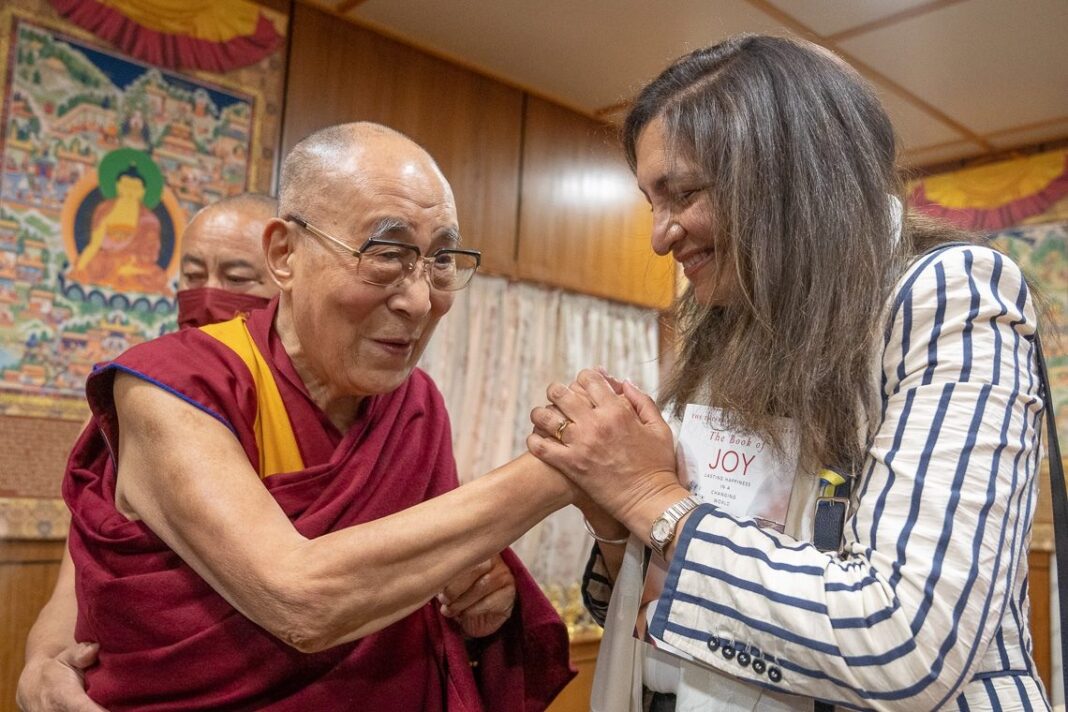 Sua Santità il Dalai Lama e il Coordinatore speciale statunitense per le questioni tibetane Uzra Zeya si uniscono alla conclusione del loro incontro nella sua residenza a Dharamshala