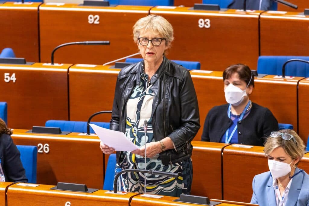 PACE Paní Reina de Bruijn Wezeman vystoupila 2 Shromáždění Rady Evropy přijalo rezoluci o deinstitucionalizaci