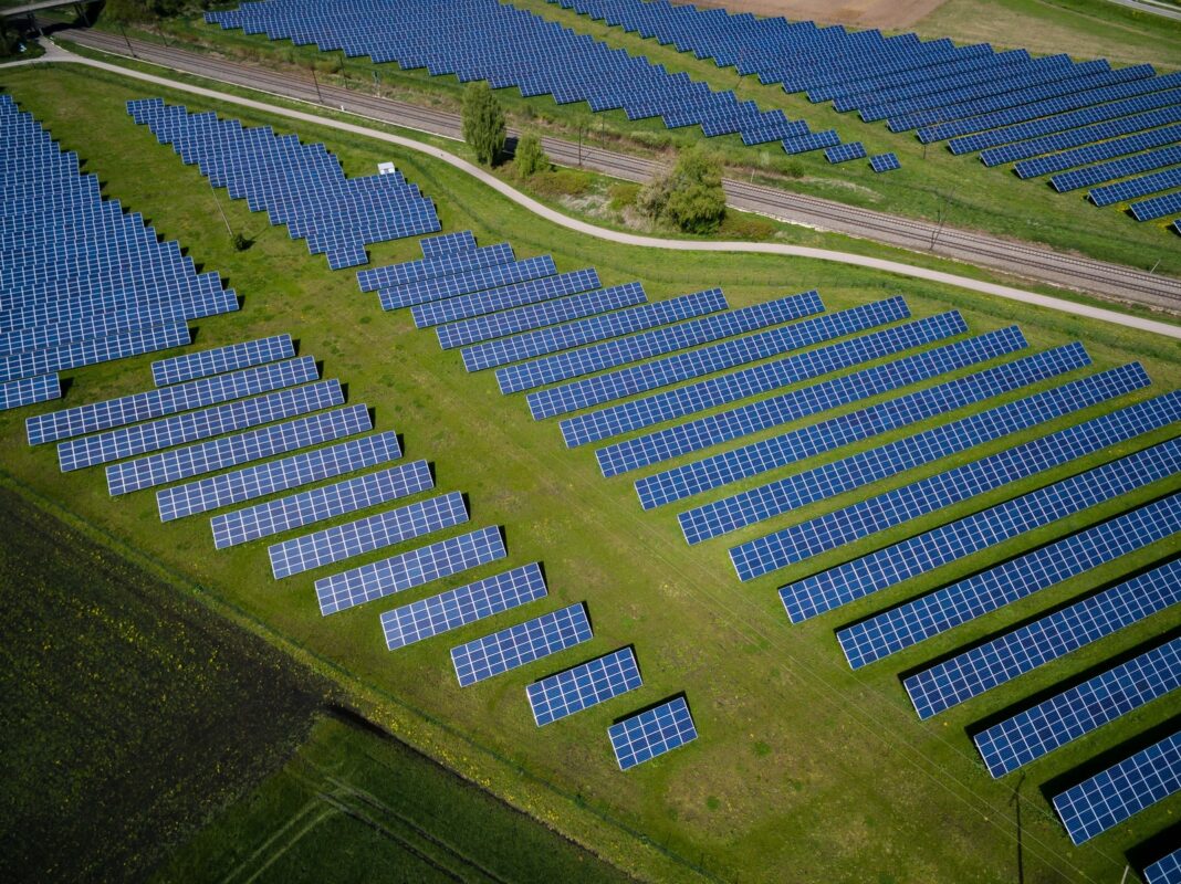 带蓝色太阳能电池板的草地航空摄影