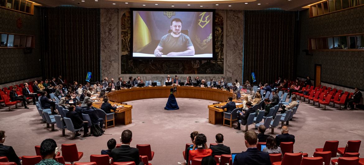 Volodimir Zelenszkij (a képernyőn), Ukrajna elnöke beszédet mond a Biztonsági Tanács Ukrajna békéjének és biztonságának fenntartásáról szóló ülésén.