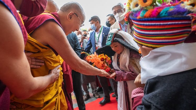 Sua Santità il Dalai Lama saluta una giovane ragazza ladakhi in abiti tradizionali mentre arriva per il secondo giorno di insegnamenti presso il campo didattico di Shewatsel a Leh, Ladakh, UT, India, il 29 luglio 2022. Foto di Tenzin Choejor