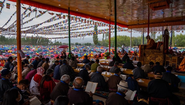 Ombrelli che coprono la maggior parte della folla mentre cade la pioggia durante il secondo giorno degli insegnamenti di Sua Santità il Dalai Lama allo Shewatsel Teaching Ground a Leh, Ladakh, UT, India, il 29 luglio 2022. Foto di Tenzin Choejor