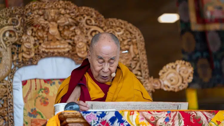 Sua Santità il Dalai Lama legge "Entrare nella via di un Bodhisattva" di Shantideva durante il secondo giorno di insegnamenti presso lo Shewatsel Teaching Ground a Leh, Ladakh, UT, India, il 29 luglio 2022. Foto di Tenzin Choejor
