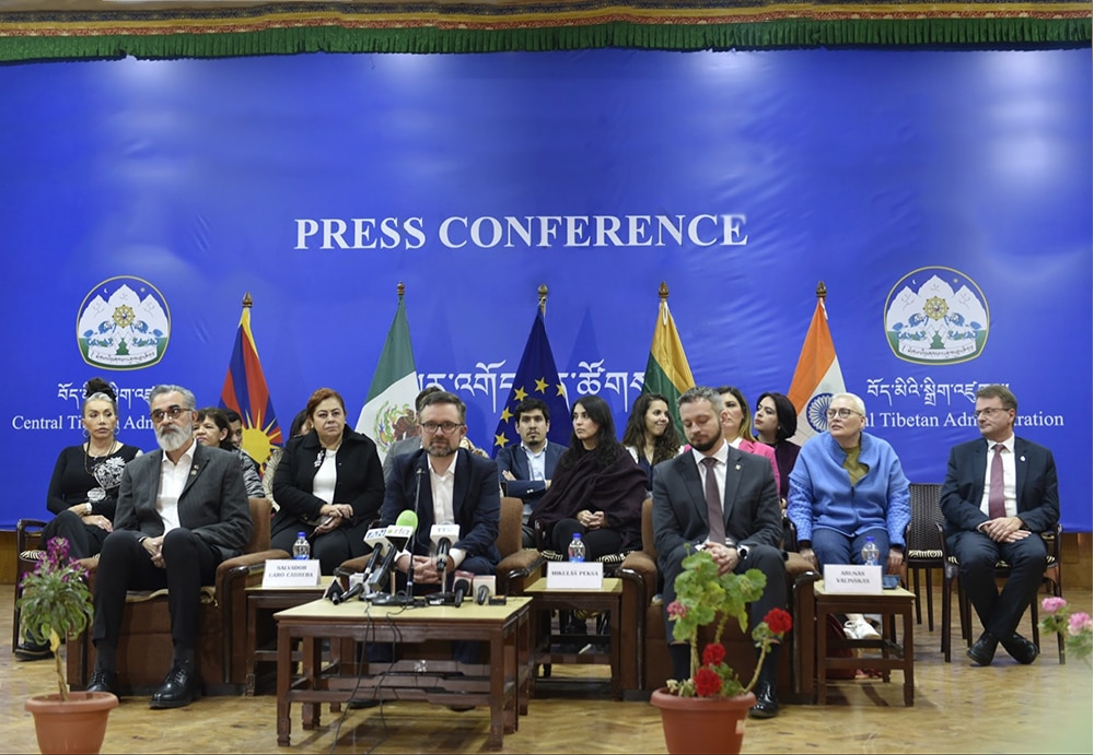 A parlamenti küldöttség aggodalmának adott hangot a tibeti elnyomás miatt a közös sajtóértekezleten