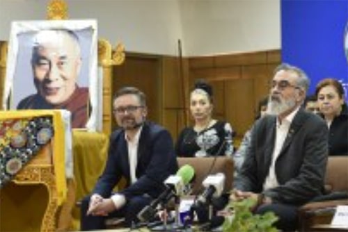 tisztelt képviselők A parlamenti küldöttség aggodalmának adott hangot a tibeti elnyomás miatt a közös sajtóértekezleten