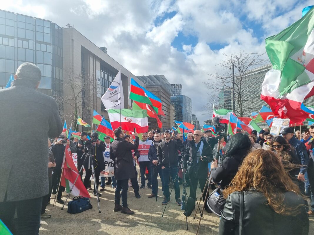 Am 25. März versammelten sich Demonstranten der aserbaidschanischen Gemeinschaft im Iran vor dem Europäischen Parlament und vor den EU-Institutionen, um ihre Unterstützung für die iranische Revolution sowie die ukrainische Diaspora zu zeigen