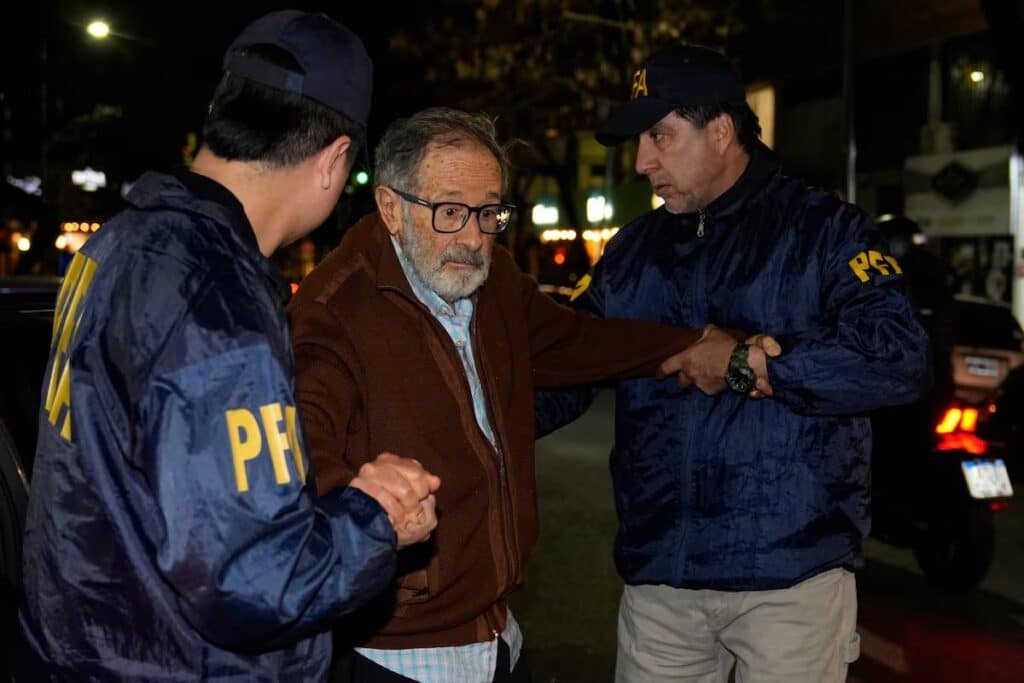 Juan Percowicz con la policía