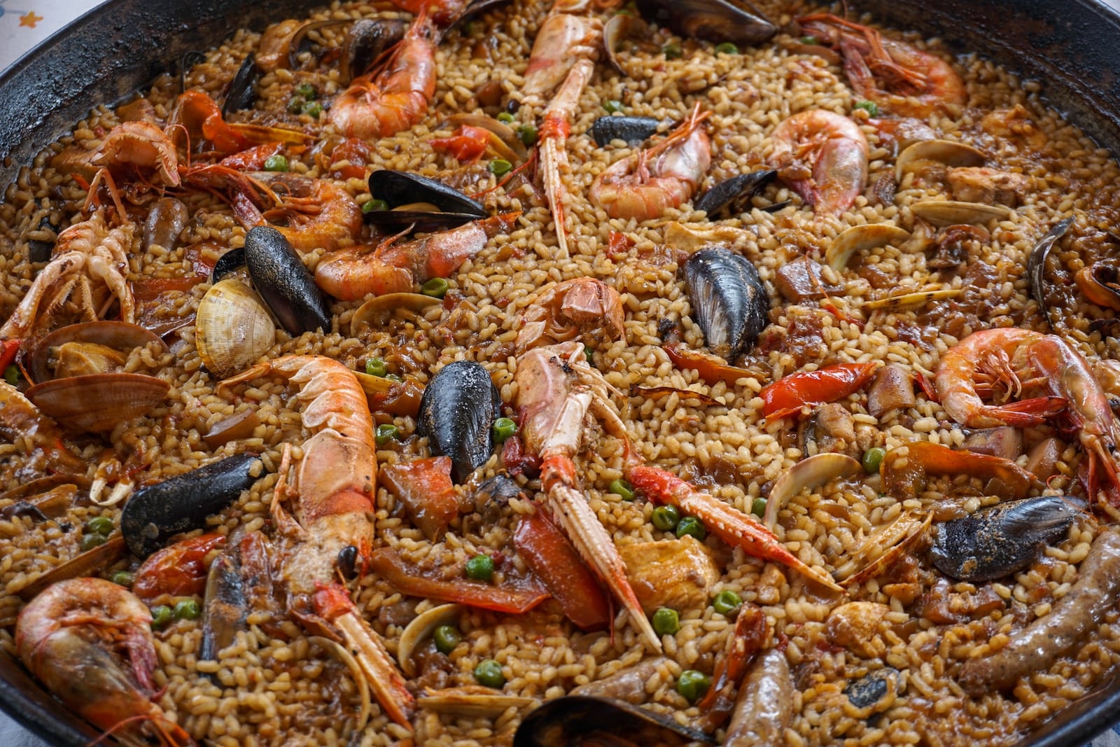 What is a paella and how to prepare and cook one?